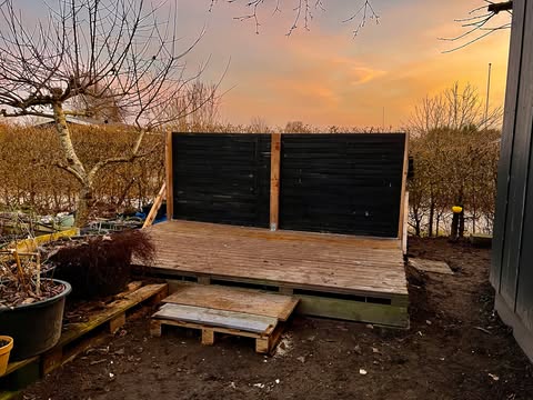 Udekøkkenet blev tømt og skåret ned til platform, læskærm og fremtidig hygge under kirsebærtræet.